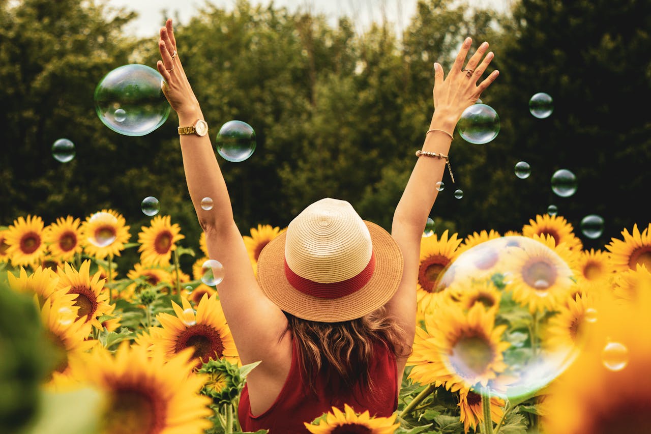 Frau glücklich Sonnenblumen Top 10 Lifestyle-Influencer weltweit