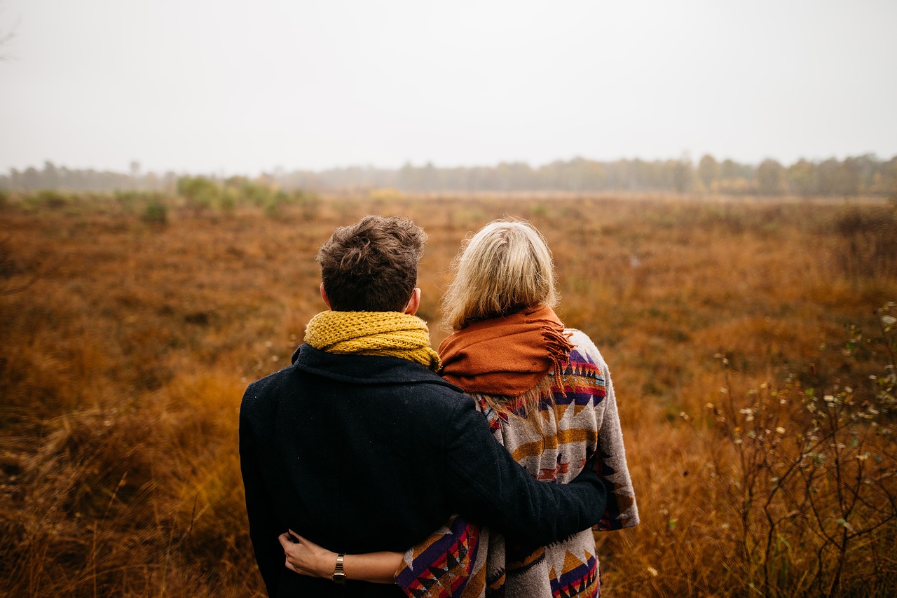 Paar im Herbst unterwegs Relationship Bundle Erfahrungen – Innige Beziehung mit Partner aufbauen