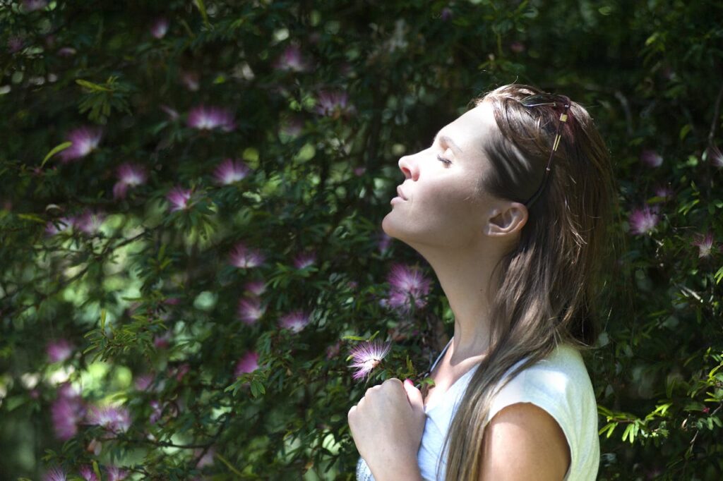 Frau Meditation Wald Yoga Spiritualität Vor allem für Frauen interessant