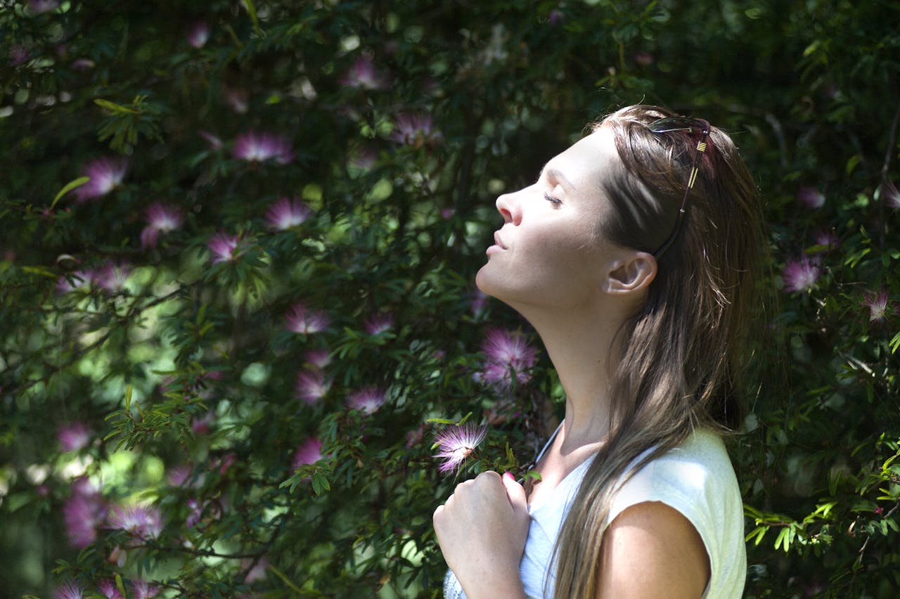 Frau Meditation Wald Yoga Spiritualität Vor allem für Frauen interessant