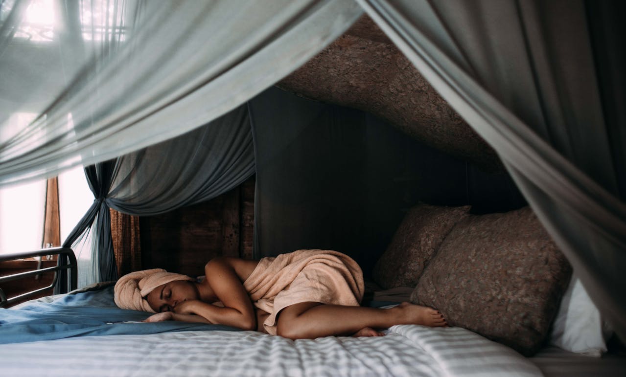 Frau Bett schlafen Nachtruhe Gute Schlafgewohnheiten – Tipps für entspannte Nächte